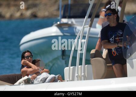 Pier Silvio Berlusconi et Silvia Dona' en prenant un bain dans la mer avec leur fils Lorenzo en vacances en Sardaigne avec : Pier Silvio Berlusconi, Silvia Dona', Lorenzo Mattia où Berlusconi : la Sardaigne, Italie Quand : 12 août 2016 Credit : IPA/WENN.com Banque D'Images