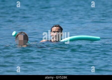 Pier Silvio Berlusconi et Silvia Dona' en prenant un bain dans la mer avec leur fils Lorenzo en vacances en Sardaigne avec : Pier Silvio Berlusconi, Silvia Dona', Lorenzo Mattia où Berlusconi : la Sardaigne, Italie Quand : 12 août 2016 Credit : IPA/WENN.com Banque D'Images