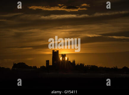 Coucher de soleil sur la cathédrale d'Ely, Cambridgeshire, UK Banque D'Images