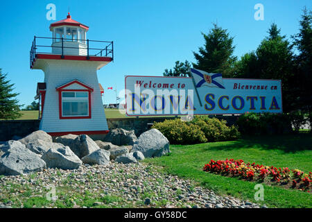 La Nouvelle-Écosse Canada passage frontalier à Nouveau-brunswick montrant un phare et signe de bienvenue à Amherst, en Nouvelle-Écosse. Banque D'Images