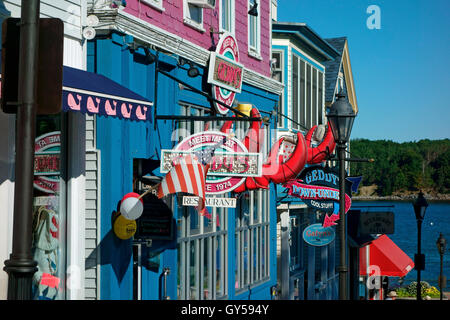 Des panneaux le long de la rue principale à Bar Harbor, Maine, USA Banque D'Images