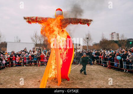 Gomel, Bélarus - Mars 12, 2016 : La scène d'inflammation et de la mort factice symbolisant l'hiver dans la mythologie slave, tradition païenne Banque D'Images