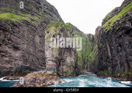 Paysage sur les îles Féroé à l'océan et les falaises près de vestmanna sur streymoy Banque D'Images