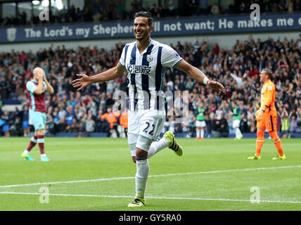 West Bromwich Albion's Nacer Chadli (à droite) célèbre marquant son quatrième but du côté du jeu au cours de la Premier League match à The Hawthorns, West Bromwich. Banque D'Images