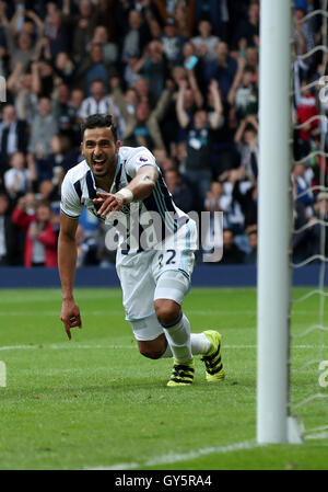 West Bromwich Albion's Nacer Chadli (à droite) célèbre marquant son quatrième but du côté du jeu au cours de la Premier League match à The Hawthorns, West Bromwich. Banque D'Images