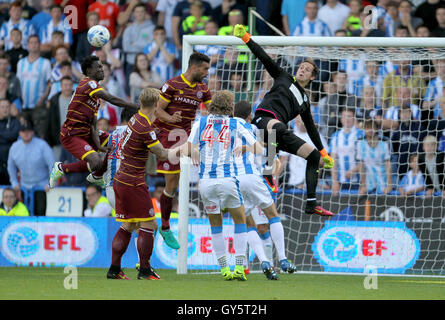 Huddersfield Town gardien Danny Ward poinçons efface comme Qpr pile sur la pression au cours de la Sky Bet Championship match à la John Smith's Stadium, Huddersfield. Banque D'Images