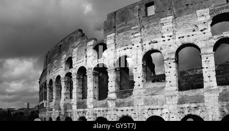 Coliseum avec de beaux nuages d'hiver (B/W) Banque D'Images