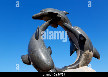 Oman musact statue de dauphin dans la mer et ciel clair Banque D'Images