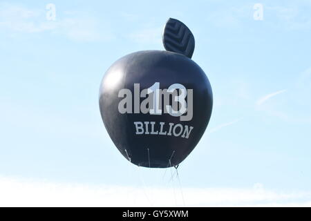 Dublin, Irlande. 17 Sep, 2016. Un ballon flys sur Dublin en forme de pomme, avec "13 MILLIARDS" a écrit sur elle, la Commission européenne a conclu que l'Irlande a accordé des avantages fiscaux indus jusqu'à €13bn à Apple. La commission a dit 'Traitement' accompagné d'Apple a permis de payer un taux d'impôt de 1  % sur les bénéfices de l'Union européenne en 2003 à 0,005  % en 2014. Crédit : John Rooney/Pacific Press/Alamy Live News Banque D'Images