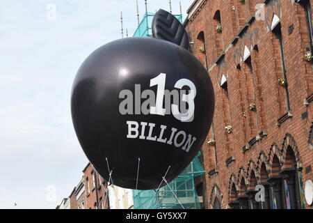 Dublin, Irlande. 17 Sep, 2016. Un ballon flys sur Dublin en forme de pomme, avec "13 MILLIARDS" a écrit sur elle, la Commission européenne a conclu que l'Irlande a accordé des avantages fiscaux indus jusqu'à €13bn à Apple. La commission a dit 'Traitement' accompagné d'Apple a permis de payer un taux d'impôt de 1  % sur les bénéfices de l'Union européenne en 2003 à 0,005  % en 2014. Crédit : John Rooney/Pacific Press/Alamy Live News Banque D'Images