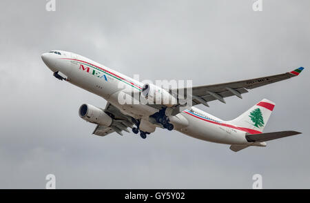 MEA Middle East Airlines Airbus a330 OD-MEA décollage de l'aéroport LHR de Londres-Heathrow Banque D'Images