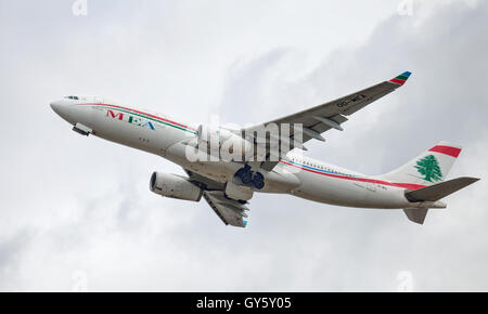 MEA Middle East Airlines Airbus a330 OD-MEA décollage de l'aéroport LHR de Londres-Heathrow Banque D'Images