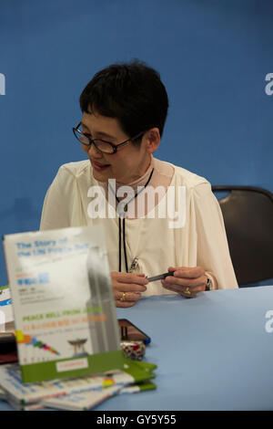 New York, États-Unis. 16 Sep, 2016. Auteur Seiko Takase, signes livres et accueilli Guest Book Store à l'ONU sur la Journée internationale de la paix. Seiko Takase partage avec nous son père Chiyoji Nakagawa projet connu sous le nom de "cloche de la paix" sur le 35e anniversaire de la Journée internationale de la paix. Credit : Mark J Sullivan/Pacific Press/Alamy Live News Banque D'Images