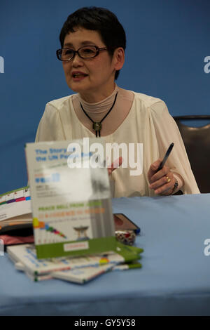 New York, États-Unis. 16 Sep, 2016. Auteur Seiko Takase, signes livres et accueilli Guest Book Store à l'ONU sur la Journée internationale de la paix. Seiko Takase partage avec nous son père Chiyoji Nakagawa projet connu sous le nom de "cloche de la paix" sur le 35e anniversaire de la Journée internationale de la paix. Credit : Mark J Sullivan/Pacific Press/Alamy Live News Banque D'Images