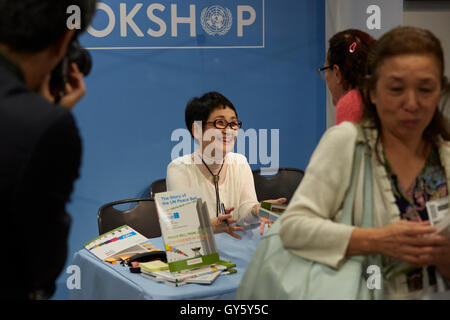 New York, États-Unis. 16 Sep, 2016. Auteur Seiko Takase, signes livres et accueilli Guest Book Store à l'ONU sur la Journée internationale de la paix. Seiko Takase partage avec nous son père Chiyoji Nakagawa projet connu sous le nom de "cloche de la paix" sur le 35e anniversaire de la Journée internationale de la paix. Credit : Mark J Sullivan/Pacific Press/Alamy Live News Banque D'Images