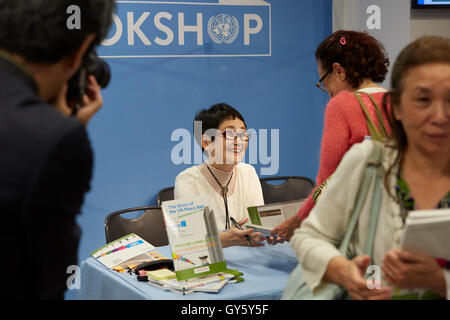 New York, États-Unis. 16 Sep, 2016. Auteur Seiko Takase, signes livres et accueilli Guest Book Store à l'ONU sur la Journée internationale de la paix. Seiko Takase partage avec nous son père Chiyoji Nakagawa projet connu sous le nom de "cloche de la paix" sur le 35e anniversaire de la Journée internationale de la paix. Credit : Mark J Sullivan/Pacific Press/Alamy Live News Banque D'Images