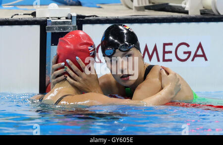 Hannah la Grande-Bretagne célèbre remportant la médaille d'or aux côtés de Russell l'Allemagne Maike Naomi Schnittger (droite) dans le 50m nage libre S12 finale au Stade olympique de natation lors de la dixième journée de la Rio 2016 Jeux paralympiques à Rio de Janeiro, Brésil. Banque D'Images