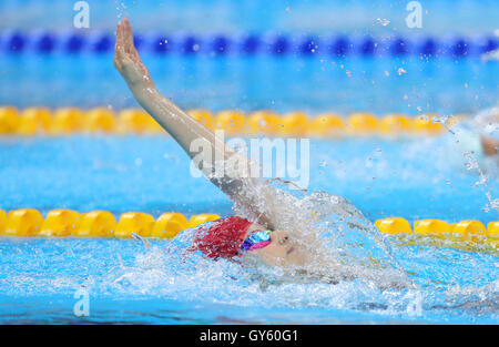 Great Britain's Abby Kane avant de gagner l'argent au 100m dos femmes S13 finale au Stade olympique de natation lors de la dixième journée de la Rio 2016 Jeux paralympiques à Rio de Janeiro, Brésil. Banque D'Images