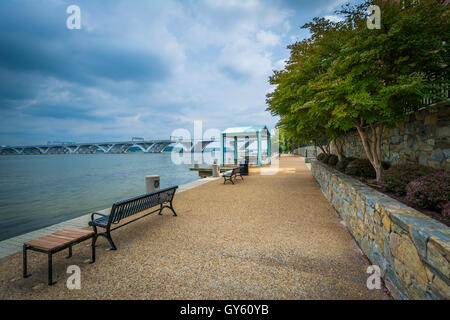 Banc le long de la rivière Potomac, à Alexandria, en Virginie. Banque D'Images