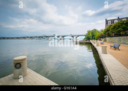 Le Woodrow Wilson Bridge et Potomac, à Alexandria, en Virginie. Banque D'Images