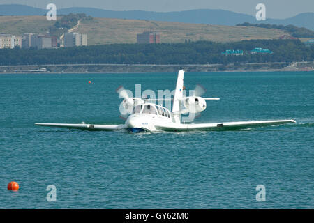 Gelendzhik, Russie - septembre 8, 2010 : l'avion amphibie Beriev-103 après l'atterrissage sur la surface de l'eau de la baie Banque D'Images