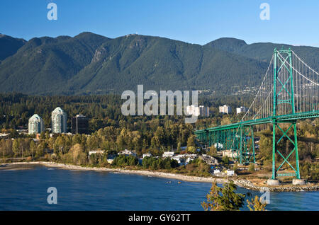 Vue sur la montagne Grouse , pont Lions Gate et de Burrard Inlet de Prospect Point dans le parc Stanley, Vancouver, BC, Canada Banque D'Images