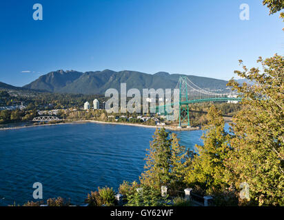 Vue du pont Lions Gate et du nord de Vancouver, Grouse Mountain, l'Inlet Burrard, de Prospect Point dans le parc Stanley. Eaux de Burrard Inlet. Banque D'Images