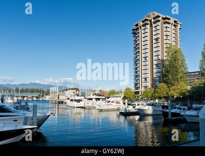 WHotel tour de l'hôtel Westin Bayshore à Coal Harbour, le centre-ville de Vancouver Waterfront. Avec des bateaux de plaisance de Bayshore. Banque D'Images