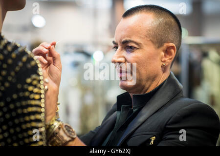 Londres, Royaume-Uni. Sept 17, 2016. Celebrity Fashion Designer Julien Macdonald main photo backstage couture pour sa Collection Printemps/Été 2017 Défilé lors de la London Fashion Week à Londres, Royaume-Uni. Julien Macdonald OBE est un créateur de mode qui a comparu en tant que juge sur la Grande-Bretagne's Next Top Model, nommé "British Fashion Designer de l'année" en 2001 et a été nommé chef designer chez Givenchy. Credit : PACIFIC PRESS/Alamy Live News Banque D'Images