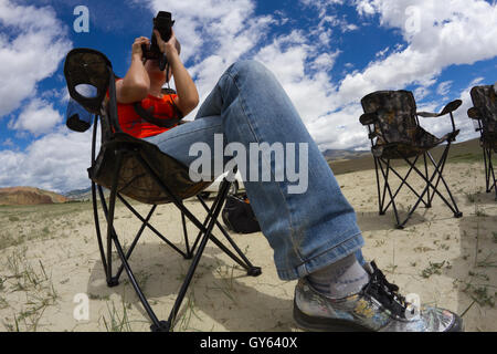 Portrait de jeune femme photographe nature Photos de paysages dans la région désertique (l'Altaï, en Russie). Banque D'Images