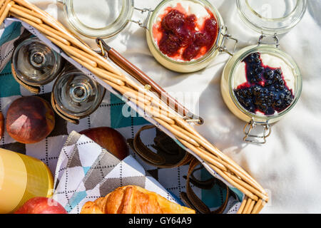 Pots de Cheesecake sans cuisson avec de la confiture de fraises et de bleuets Banque D'Images