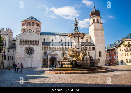 La Piazza Duomo à Trento ville avec la fontaine de Neptune et la cathédrale de San Vigilio, région du Trentin-Haut-Adige, Italie. Banque D'Images