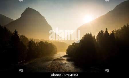 Rivière, Enns, montagne, vallée, rétroéclairage, Nationalpark Gesäuse, Styrie, Autriche Banque D'Images