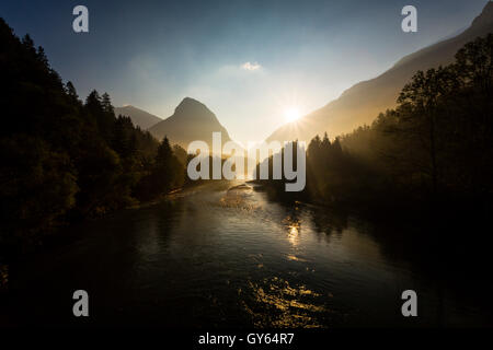 Rivière, Enns, montagne, vallée, rétroéclairage, Nationalpark Gesäuse, Styrie, Autriche Banque D'Images