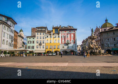 Piazza Duomo y compris la fontaine de Neptune, Trento ville & province, région du Trentin-Haut-Adige, Italie. Banque D'Images