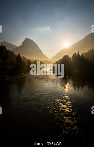 Rivière, Enns, montagne, vallée, rétroéclairage, Nationalpark Gesäuse, Styrie, Autriche Banque D'Images