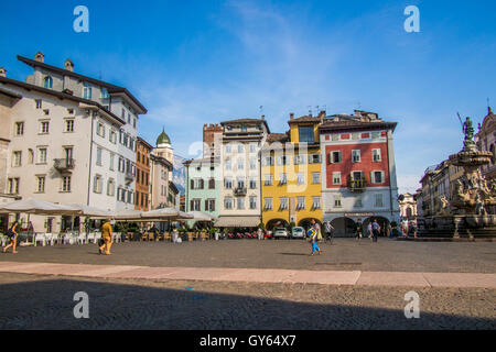 Piazza Duomo y compris la fontaine de Neptune, Trento ville & province, région du Trentin-Haut-Adige, Italie. Banque D'Images