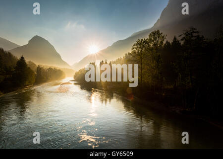 Rivière, Enns, montagne, vallée, rétroéclairage, Nationalpark Gesäuse, Styrie, Autriche Banque D'Images