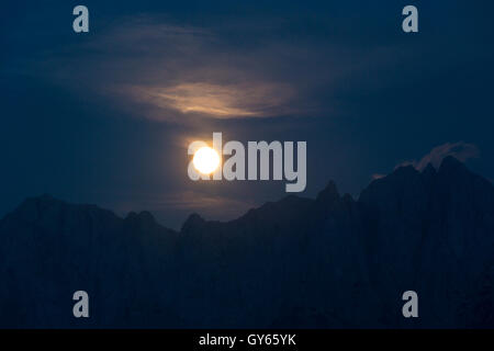 Fullmoon, lune sur les montagnes, les montagnes de nuit, Nationalpark Gesäuse, Styrie, Autriche Banque D'Images