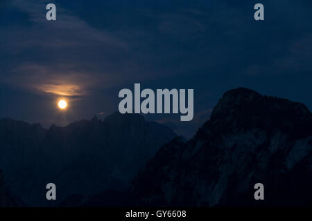 Fullmoon, lune sur les montagnes, les montagnes de nuit, Nationalpark Gesäuse, Styrie, Autriche Banque D'Images