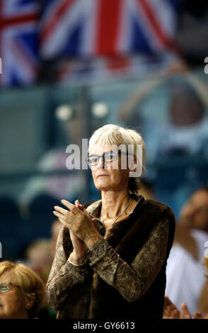 Judy Murray montres sur de la foule lors de la troisième journée de la Coupe Davis à l'Emirates Arena, Glasgow. Banque D'Images