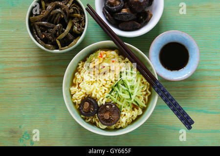 La nourriture asiatique épicé nouilles ramen avec légumes Banque D'Images