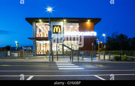 Drive-thru restaurant McDonalds à Swindon Wiltshire par nuit Banque D'Images