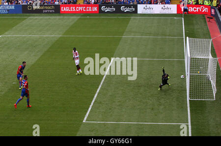 Stoke City's Marko Arnautovic (pas sur la photo) du score de son côtés premier but du jeu au cours de la Premier League match à Selhurst Park, Londres. Banque D'Images