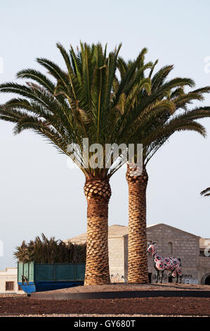 Fuerteventura : une sculpture de chèvre dans un rond-point. La chèvre est le symbole officiel de Fuerteventura Banque D'Images