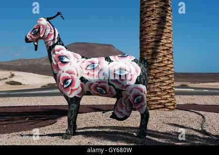 Fuerteventura : une sculpture de chèvre dans un rond-point. La chèvre est le symbole officiel de Fuerteventura Banque D'Images