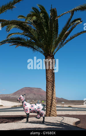 Fuerteventura : une sculpture de chèvre dans un rond-point. La chèvre est le symbole officiel de Fuerteventura Banque D'Images