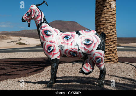 Fuerteventura : une sculpture de chèvre dans un rond-point. La chèvre est le symbole officiel de Fuerteventura Banque D'Images