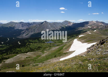 Vue panoramique au sommet Col Cottonwood neige avec en premier plan, Colorado, United States Banque D'Images