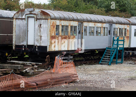 Rusty old train in yard Banque D'Images